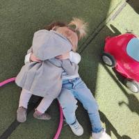 Un moment de tendresse et de complicité dans un cadre bienveillant veillant