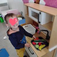 Découvrir, manipuler, goûter : la cuisine comme terrain d’apprentissage sensoriel