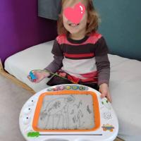 Développer son imagination et sa motricité fine avec les premiers traits
