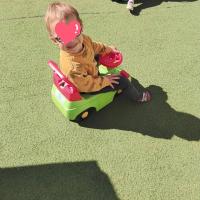 Explorer son équilibre et se déplacer avec joie en plein air