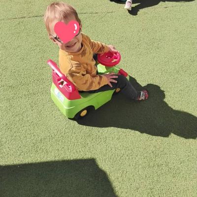 Explorer son équilibre et se déplacer avec joie en plein air