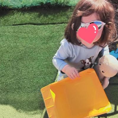 Atelier créatif libre : enfant inventant avec des objets du quotidien