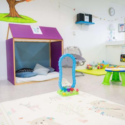 Grande pièce de vie dédiée aux activités et jeux des enfants à la crèche