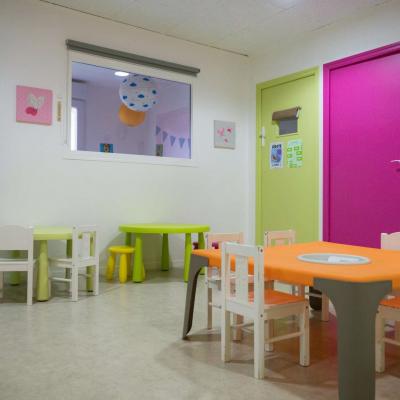Espace repas des tout-petits avec mobilier adapté dans la micro-crèche