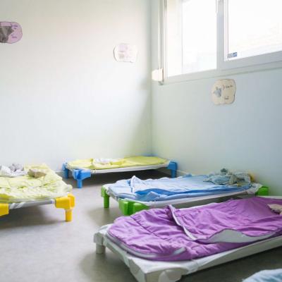 Dortoir confortable pour les plus grands, avec lits individuels et ambiance apaisante