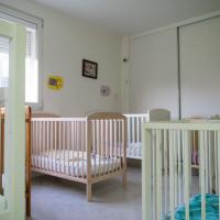 Espace sommeil des tout-petits avec lits adaptés et atmosphère douce et sécurisante